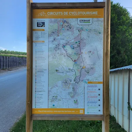 A La Croisee Des Louvieres - Sur Oger בית נופש Le Mesnil-sur-Oger